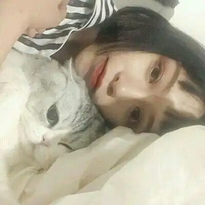 搞笑段子旁边二货朋友脑子一抽筋喊道要上两服务员