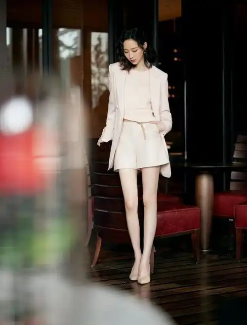 张钧甯不愧是自律女王穿西装配短裤腿长惊艳