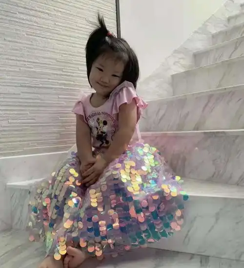 李亚男女儿拍照似模特,摆专业造型甜笑,小脸肉嘟嘟五官像王祖蓝