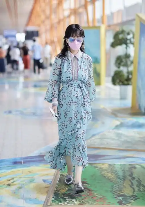 看了赵雅芝的搭配明白60多岁的女人只要穿对花哨,一样气质时髦