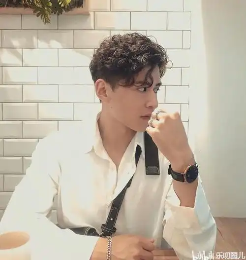 高颜值的精致boy,每一帧照片都抢眼,八块腹肌和人鱼线真给力