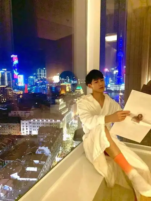 又狼又奶的治愈系小帅哥,笑容很甜