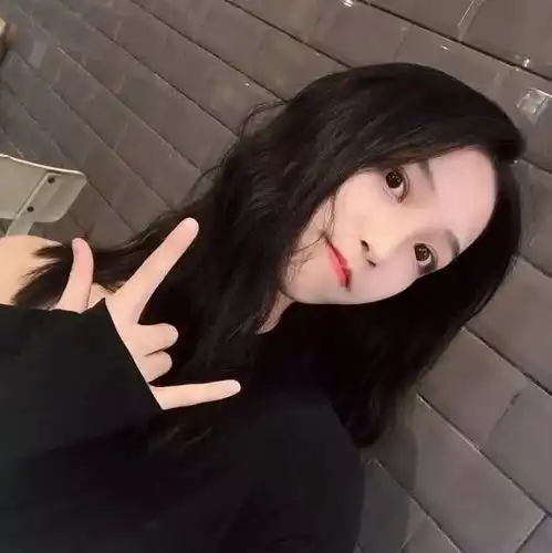 偷偷暗恋你的4种表现,都是被你深深吸引,第三种中了准脱单