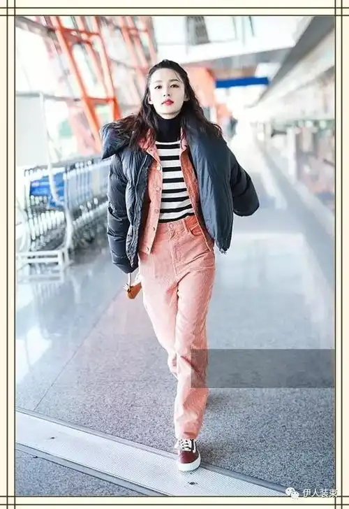 李沁在粉色套装外搭件黑羽绒服,本来只为保暖,却意外凹出新时尚