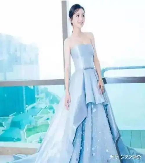 女星穿蓝色礼服杨幂柔美,赵丽颖女神范足,高贵典雅