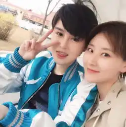 赵本山女儿出游骑三轮短发清爽卖萌