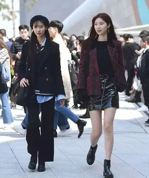 韩国女生不愧是亚洲最会穿,冬天黑色系穿搭,简约大气又高级