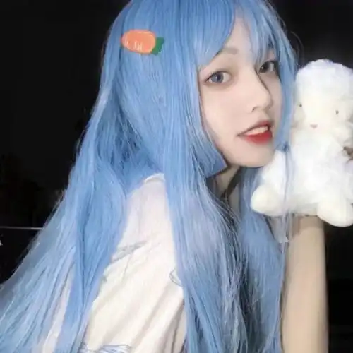 优质女头在海边听海的声音