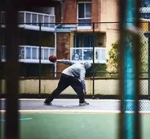 野球场遇到对手这样犯规,该忍还是该和他拼命