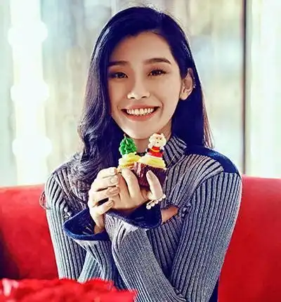 奚梦瑶乘何家专车,身边不见何猷君,大家猜测可能即将入豪门