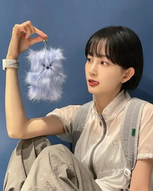 日韩系短发女生既甜美也冷酷,少年感满满