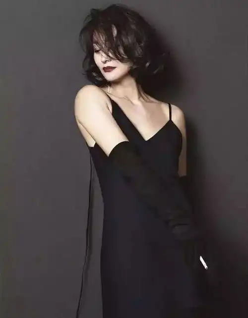 惠英红夺金马奖影后,一生坎坷,活跃荧屏40年,57岁至今单身