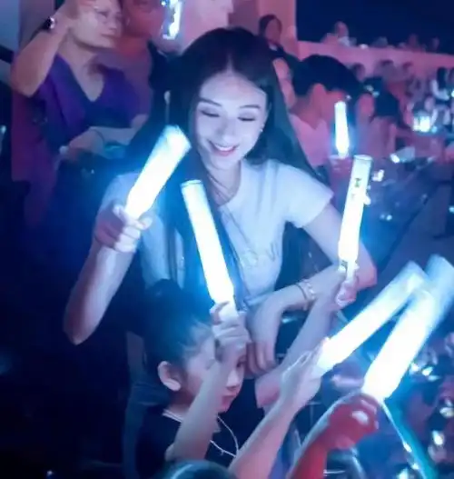 郭富城晒全家福为方媛庆生,夫妻比心贴脸超甜蜜,俩女儿美貌出众