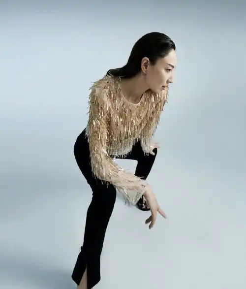伊能静张萌郑希怡合体登杂志,张萌中分发型撞脸赵薇,郑希怡霸气