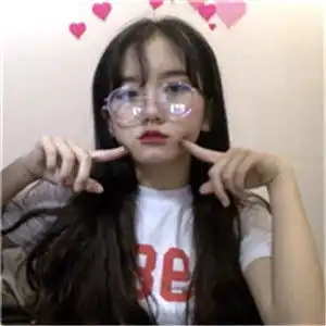 戴圆框眼镜的女生头像再戴上一顶帽子更显得个性了