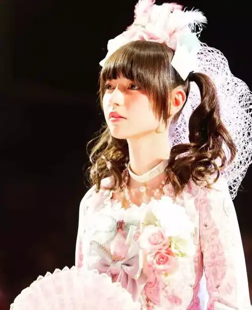 日本爆红的洛丽塔美少女,真人版混血芭比,靠漫画眼成新晋宅男女神