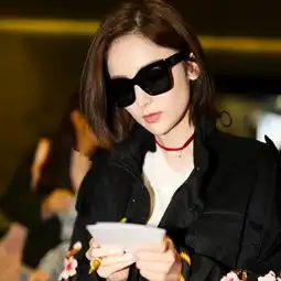 古力娜扎现身上海机场,搭配黑色棉外套,肤白貌美还很酷