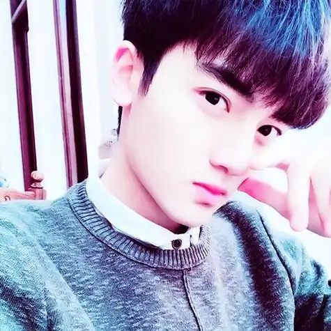 简单简约帅哥男生生活照