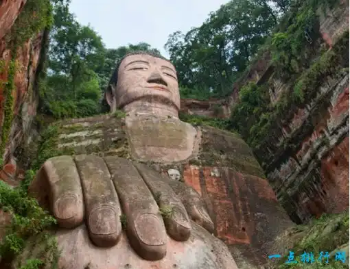 世界上最大的石刻大佛乐山大佛修建90年隐于山水之间