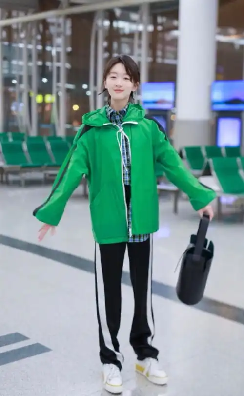 杨幂倪妮就算穿得最简单也美到发光,韩雪成下一个街拍女王