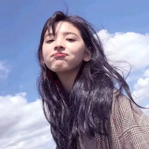 清冷破碎感头像女动漫玫