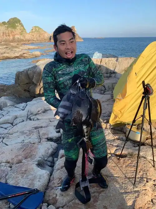 日本三人组躲避疫情,开局一只鸡,上演荒岛求生