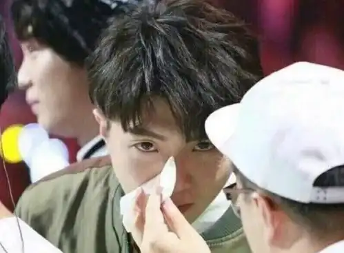 毛不易为何总戴着黑框眼镜看到他摘下眼镜那刻,狼系男友谁顶得