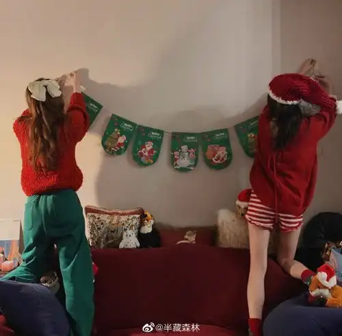 半藏森林清凉圣诞装露雪白美腿,甜蜜三人世界引网友艳羡