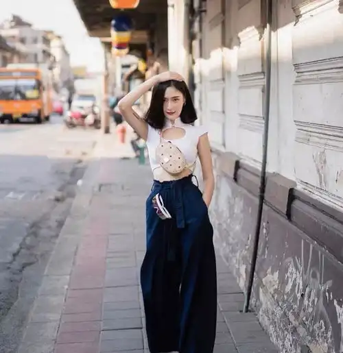 52岁李嘉欣气质真好,别人穿了容易土气的亮色,她穿起来却很明艳