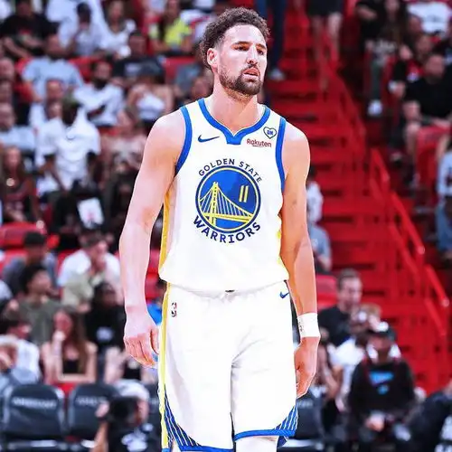 勇士胜热火,汤普森重回首发拯救球队,库里多打两分钟也不犯法