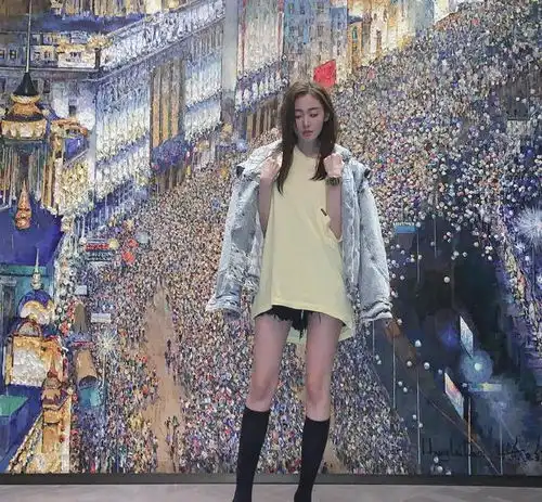 张天爱到底有多美黑色紧身上衣搭配牛仔短裤清爽利落,活力减龄