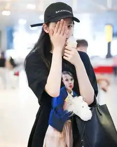 欧阳娜娜穿搭越来越佛系黑t配工装裤,蓬松长发超随性