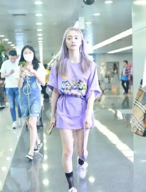 周洁琼化身紫色少女,清爽有活力,亚麻粉发色,仿佛行走的芭比