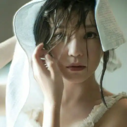 赵薇湿发上热搜赵薇湿发暖风迟日洗头天湿云新敛未梳蝉绿洲嘉人now