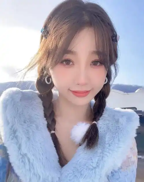 滑雪新综艺,虞书欣给angelababy拍滑雪服美照,甜美可爱baby