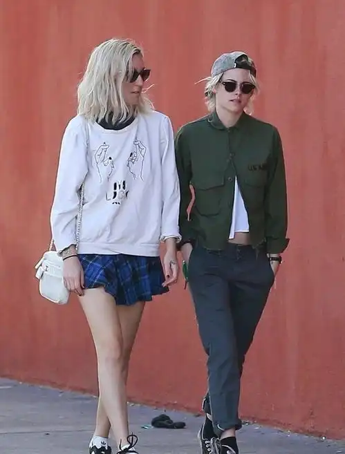 克里斯汀斯图尔特和女友上街,女友腿真细,这次真的很般配