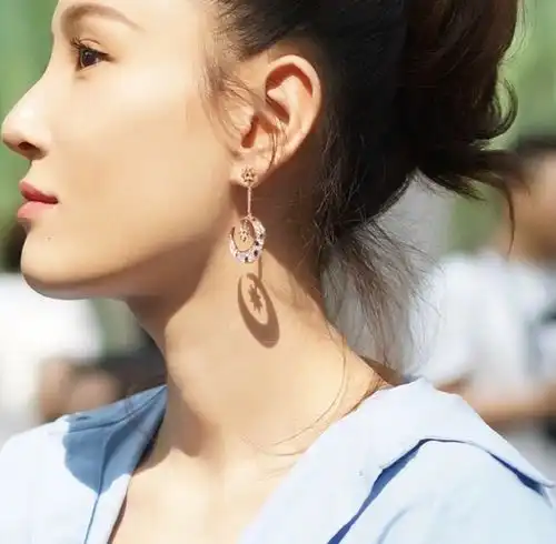 张蓝心高颜值任性,穿蓝色衬衫搭配蓝色亮片阔腿裤,靓丽清新
