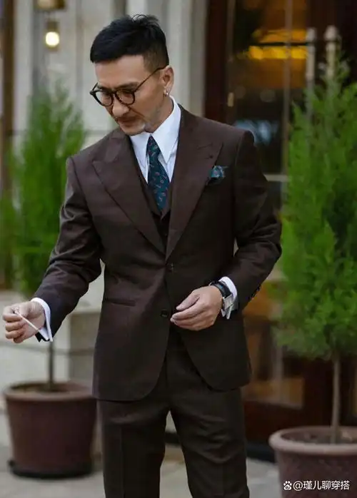 在岁月的沉淀中收获自信与成熟提升品味,是中年阶段男人的必修课