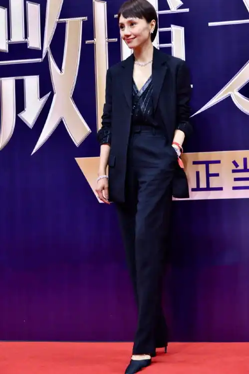 还是袁泉有气场,穿黑西装单手插兜好飒一女的,比唐晶还霸气