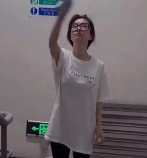 飘雪变装女明星版,蔡文静穿西装超酷,冯提莫素颜出镜氛围感十足