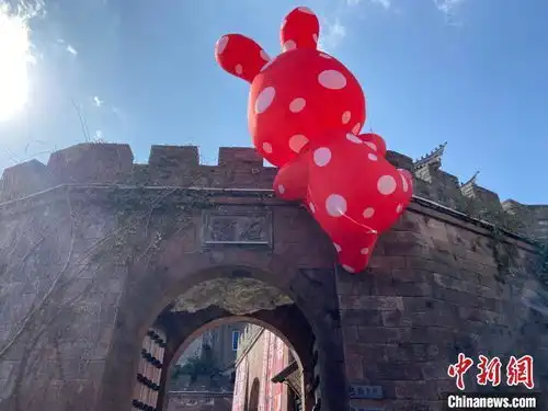 新春走基层兔子爬上古城墙浙江小镇兔年拼创意引四方来客
