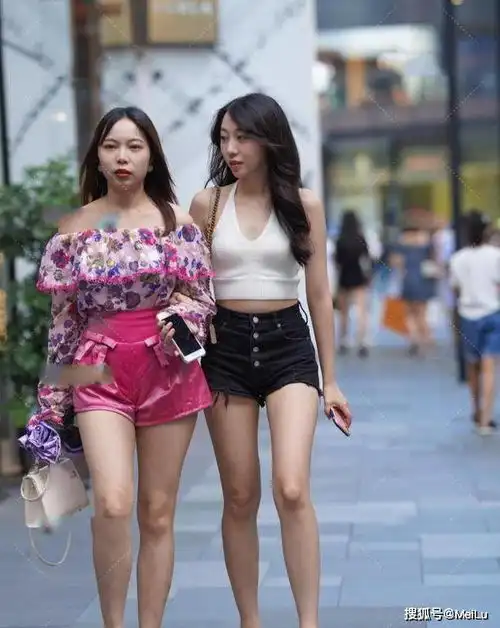 白色长袖搭配粉色瑜伽裤,美女身材好气质佳,青春活力十足