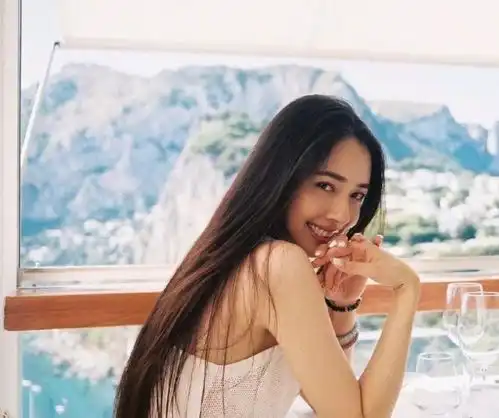 向佐一家四口聚餐,郭碧婷发量优越,走路带小跑力破怀三胎传闻