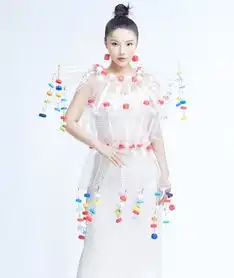 大嫂徐冬冬穿衣搭配,白色吊带裙配上直发,给人的感觉仙气飘飘清新感