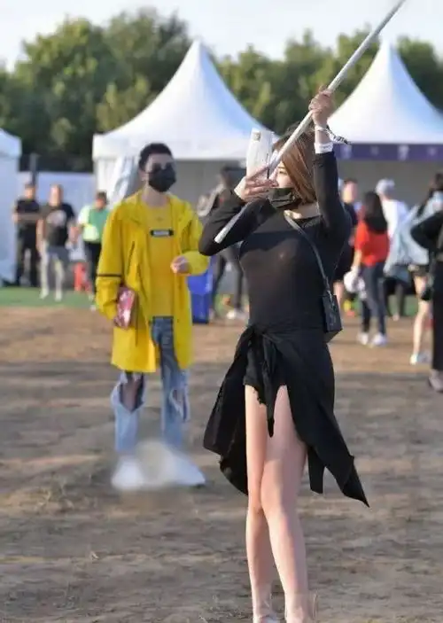 路人街拍,美女落落大方,穿黄色连衣裙,很显身材