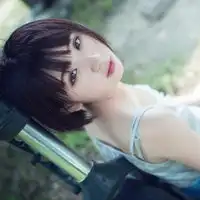 唯美木系qq清纯美女头像,公园里里的清纯少女坐着的