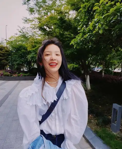 章若楠撞衫周雨彤,甜美初恋系pk成熟御姐派,哪个夺得你心