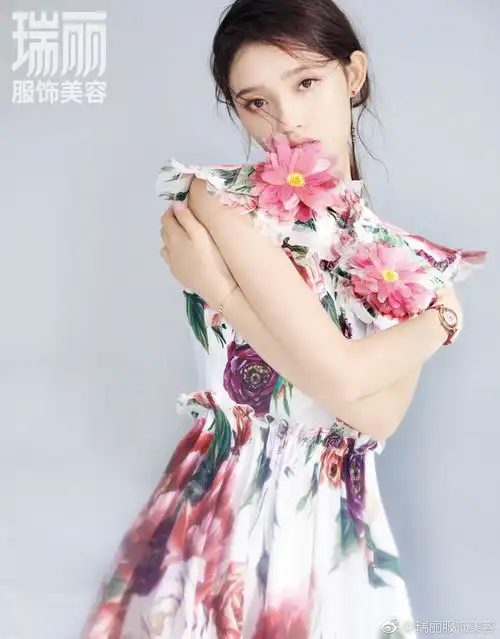 组图林允登封粉色纱裙仙气满满秀香肩眼神忧郁惹人怜爱