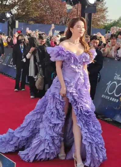 刘亦菲出席上海时尚活动,身穿紫色花裙仙气飘飘