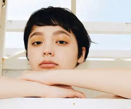 她是小松菜奈和玉城的结合版,这位17岁的恶魔系美少女大概要成为大众的新晋霸屏女神